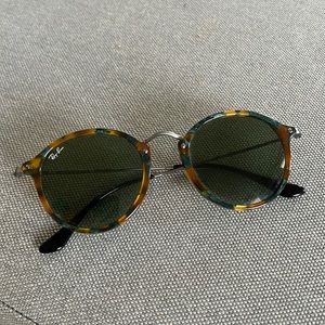 Round fleck sunglasses
